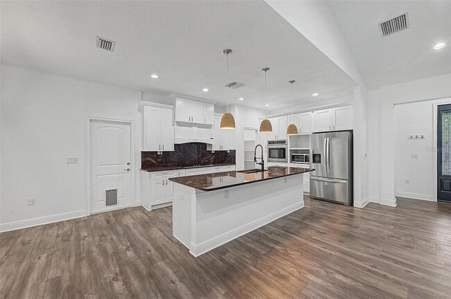 Building Photo - 606 Royal Crest Dr