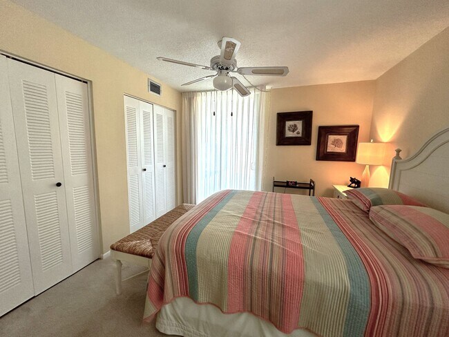 Building Photo - STUNNING SEASONAL 2/2 CORNER CONDO WITH OV...