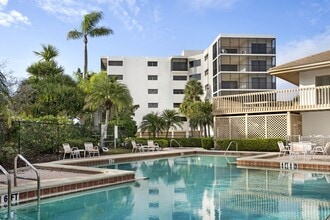 Building Photo - 2090 S Tamiami Trl