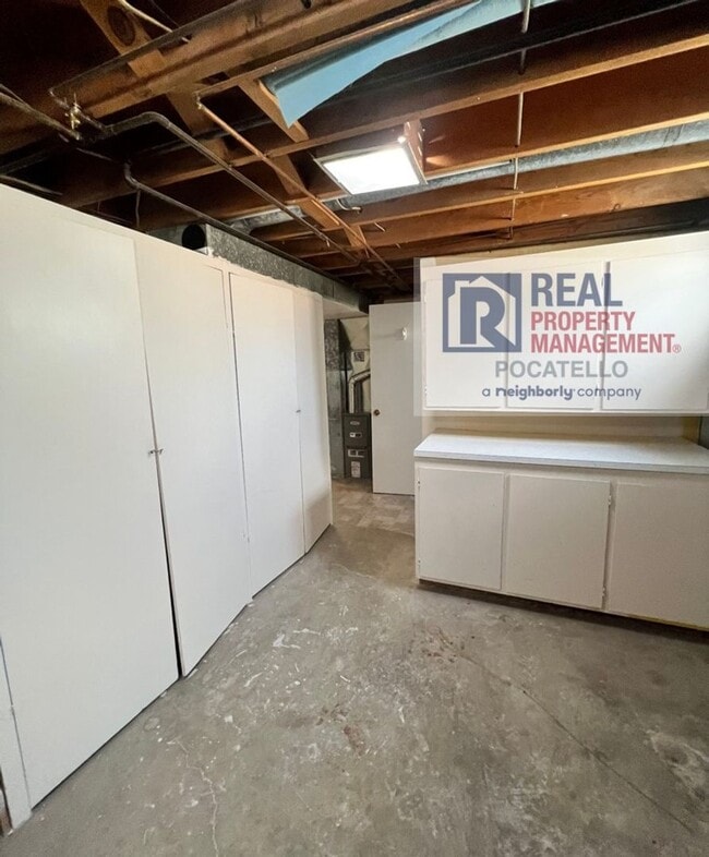 Building Photo - 4 Bedroom 2 Bath Home - Pet Friendly