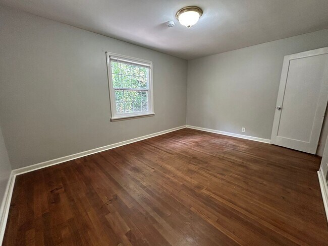 Building Photo - 2 Bed, 1.5 Bath Home with Basement and Sunroom