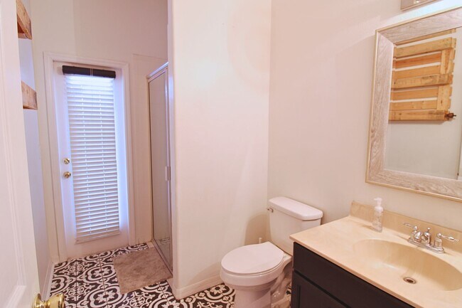 Building Photo - SPACIOUS 4-BED, 3-BATH HOME WITH PRIVATE BACKYARD PARADISE IN RIVERVIEW, FL