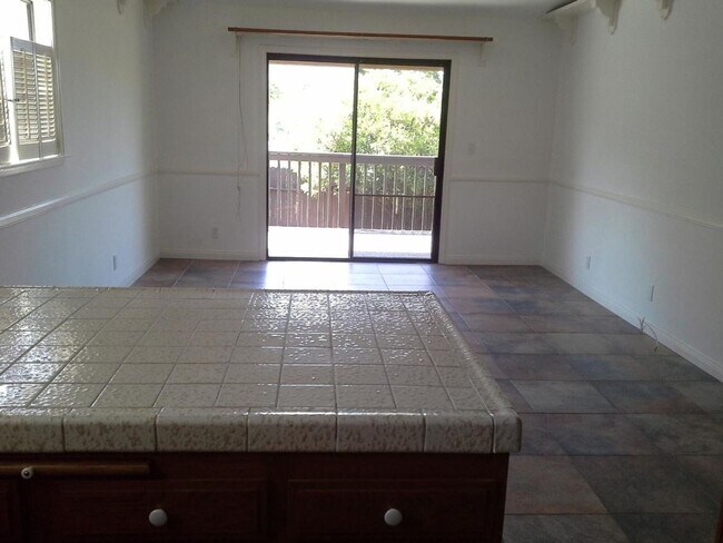 Building Photo - Oak View- Spacious Three Bedroom + Office Space