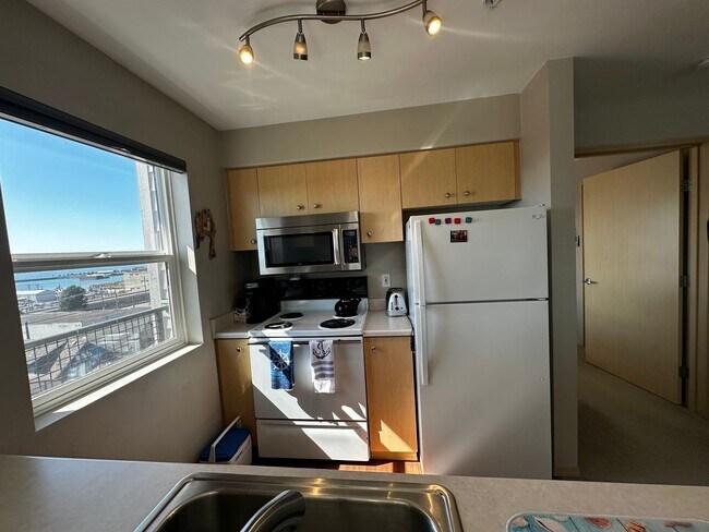 Building Photo - Fully Furnished Downtown Everett Condo wit...