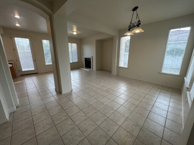 Building Photo - North Merced: 5 bedroom 3 bathroom 2 story...