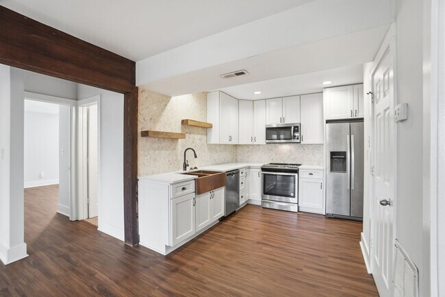 Building Photo - Beautifully Updated Condo with High-End Finishes Throughout