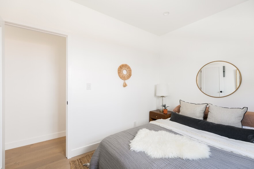 Building Photo - 5847 Ernest Ave