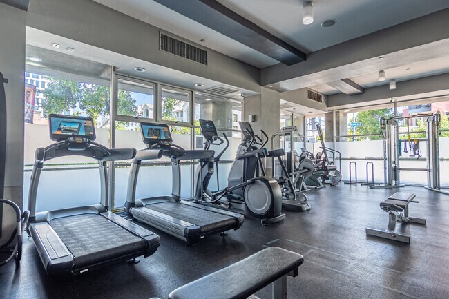 Building Photo - 555 Front St