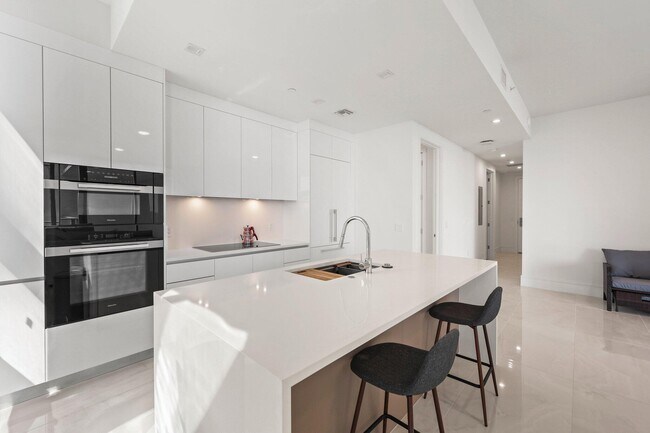 Building Photo - 220 Lake Shore Dr