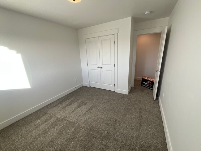 Building Photo - 3 bedroom 2.5 Bath Townhouse