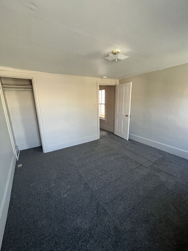 Building Photo - 236 E King St