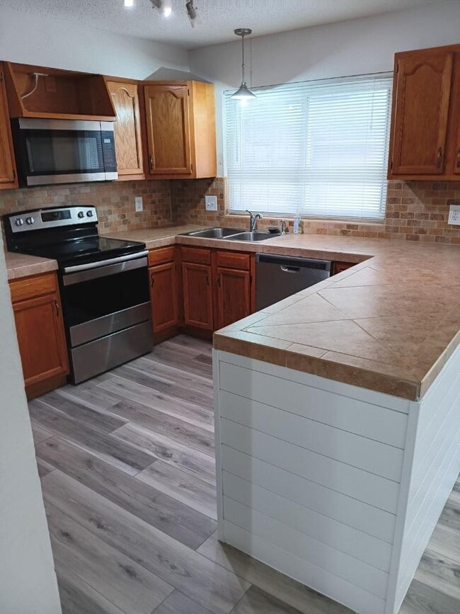 Kitchen - 620 Graybridge E