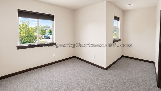 Building Photo - *** Modern *** 3 Bed 2.5 Bath Townhouse