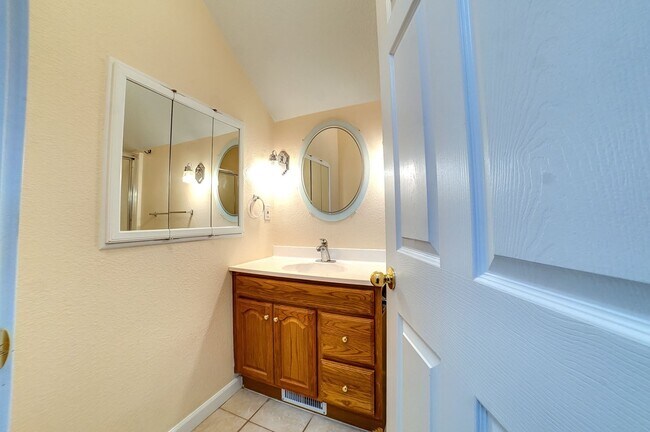 Building Photo - Spacious home in NE Bend!  4 bedrooms!