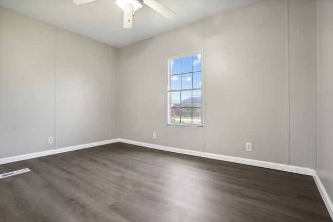 Building Photo - 105 Lovely Iris Ln