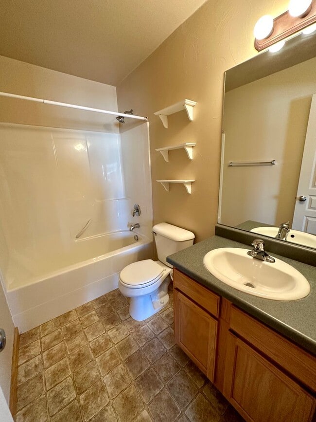 Building Photo - Spacious & Updated Townhome in Broadwater ...