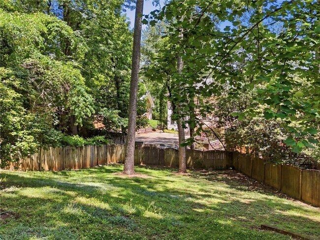 Building Photo - 1111 N Valley Dr