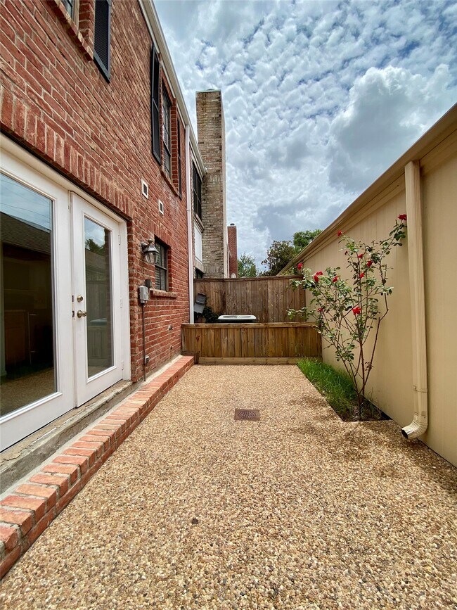 Building Photo - 752 Augusta Dr