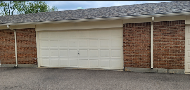 Building Photo - Beautiful 2 bedroom 1.5 bath Condo with at...