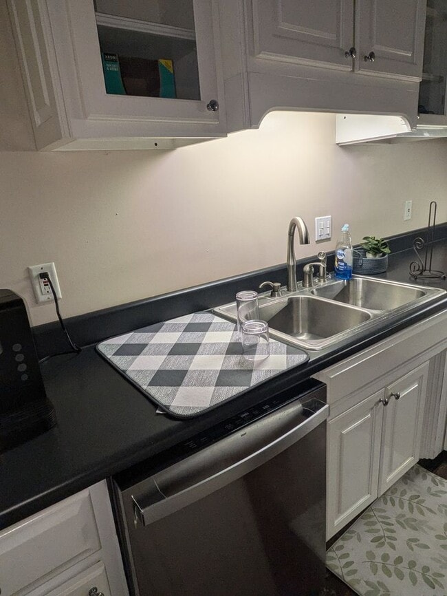 Building Photo - Cute Upstairs Down Town Apartment!