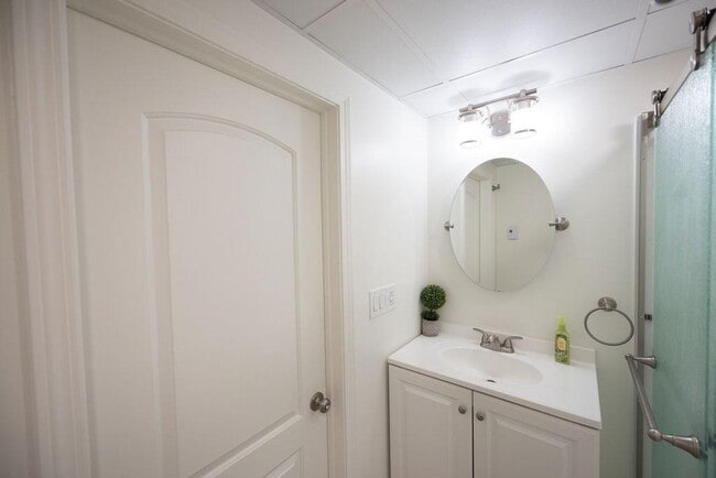 Building Photo - Amazing 3 Bedroom and 2 Full Bath Home For Rent in Greece Available April 1st.