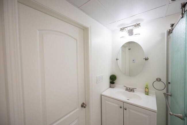 Building Photo - Amazing 3 Bedroom and 2 Full Bath Home For Rent in Greece Available Now.