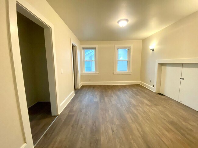 Building Photo - 808 Cherry St