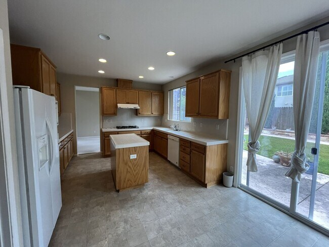 Building Photo - COMING SOON!!! 4 bedroom 3 bathroom home in Elk Grove!