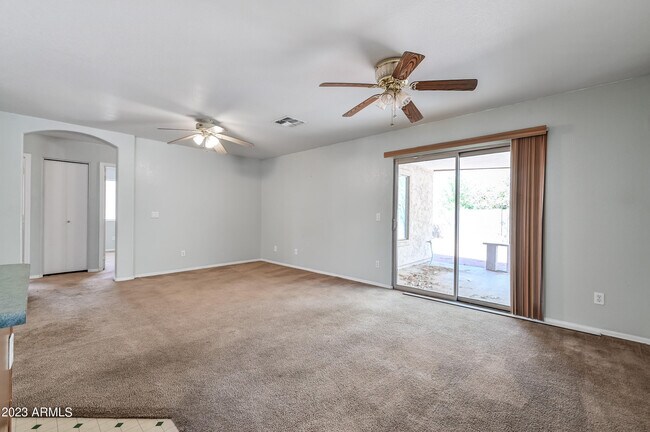 Building Photo - 808 W Roeser Rd