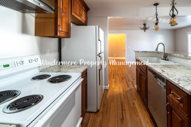 Building Photo - Beautifully Remodeled 2 bedroom in convenient location, private balcony, over sized garage, A/C a...