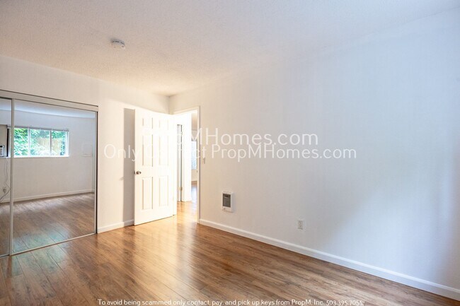 Building Photo - Charming Two Bedroom Unit in North Tabor!