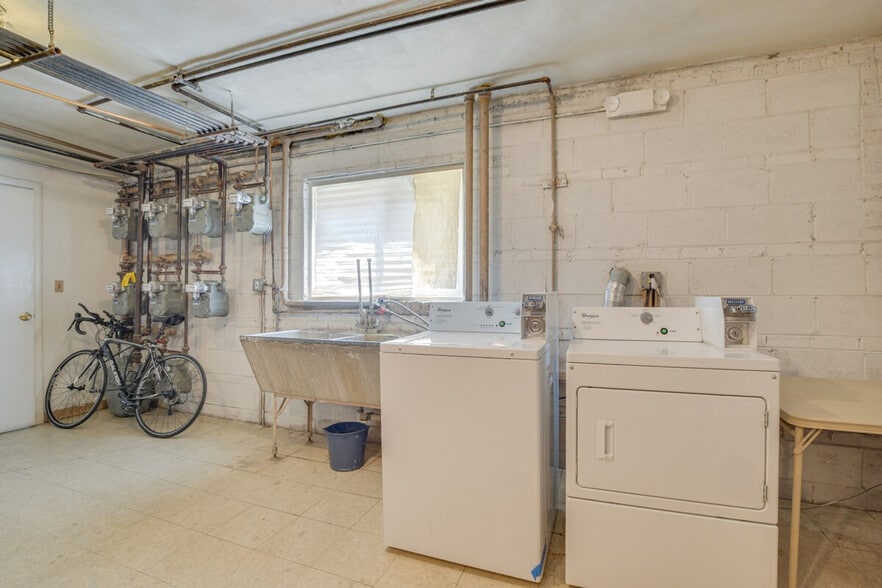 Building Photo - 8845 Lamon Ave