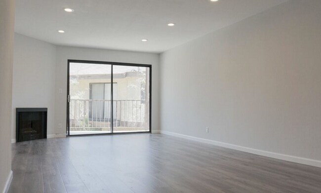 Building Photo - 620 W Hyde Park Blvd