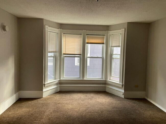 Building Photo - 446 Pierce St NE