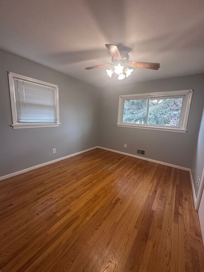 Building Photo - 3 bed, 2 full bath House in 40218 - $2,100/month