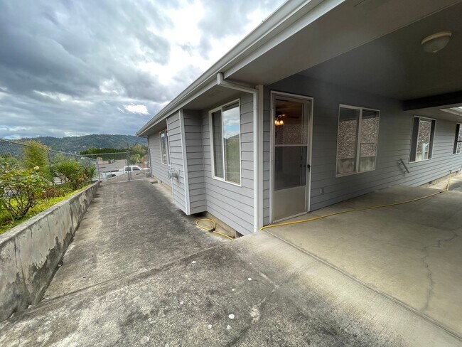 Building Photo - Available Now 3 bedroom 2 bath Hucrest home