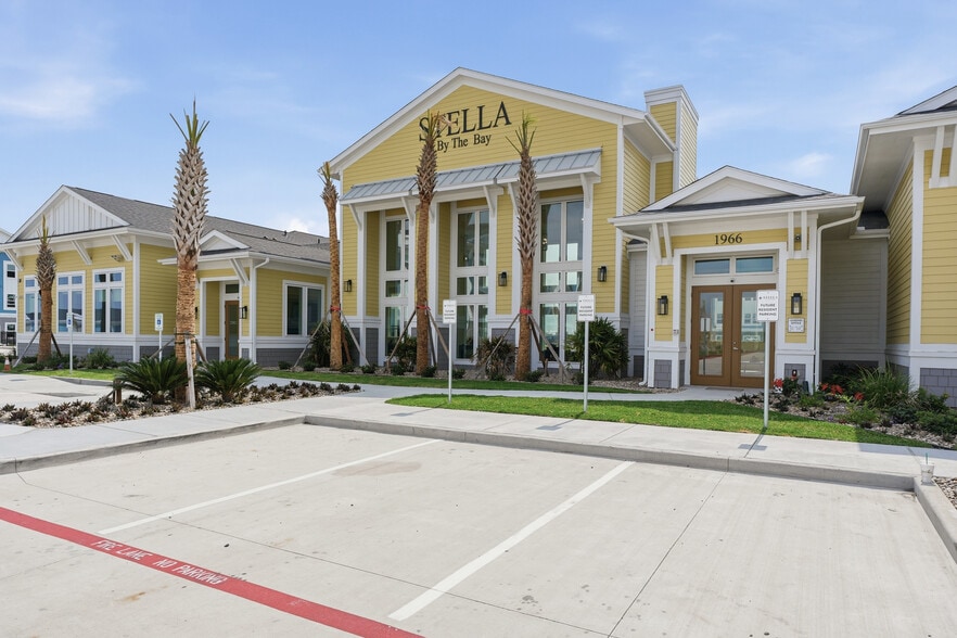 Building Photo - Stella by the Bay