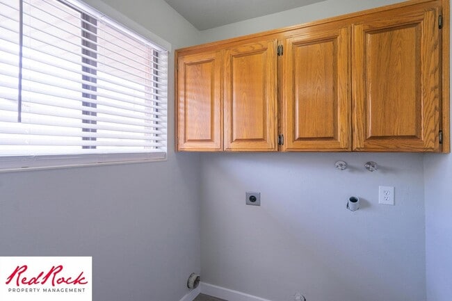 Building Photo - Remodeled 2 Bedroom Townhome. Pet Friendly!