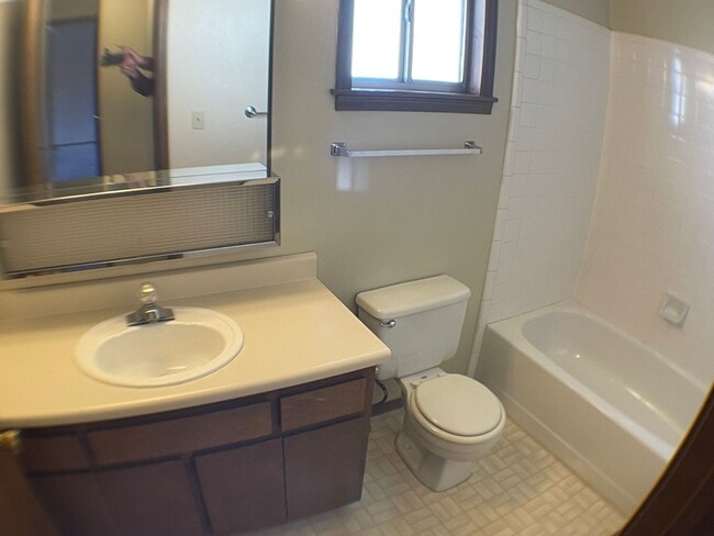 Building Photo - Super End unit Townhouse!!