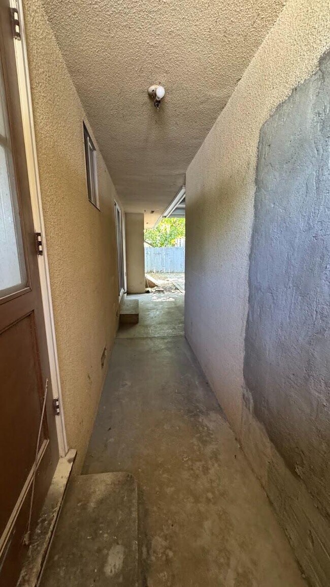 Building Photo - 493 N Alta Ave