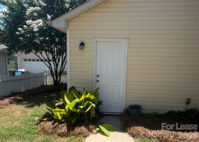 Building Photo - 8734 Arrowhead Pl Ln