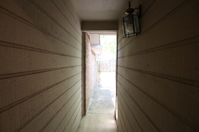 Building Photo - Available - Charming 2-bedroom, 2.5-bath townhome
