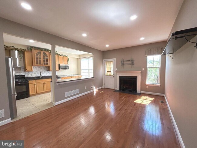 Building Photo - 122 Providence Ln