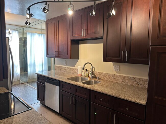 Building Photo - 622 S Barrington Ave