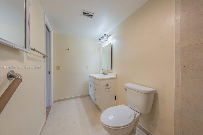 Building Photo - 3581 Inverrary Dr