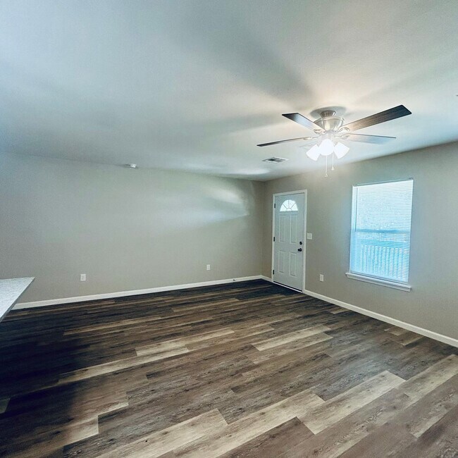 Building Photo - Welcome home to this beautifully designed 3-bedroom, 2 bath half duplex
