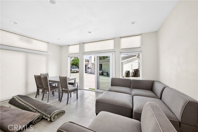 Building Photo - 525 W Woodcrest Ave