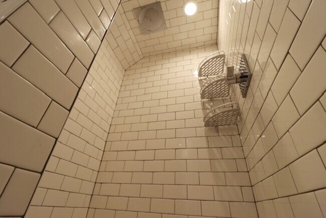 Building Photo - Ravenna Charmer!!’