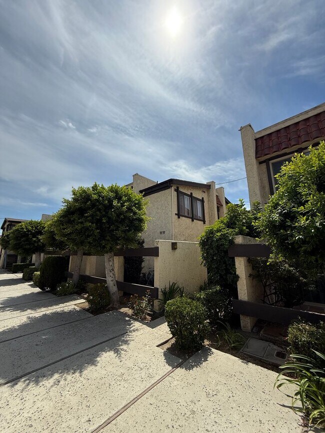 Building Photo - Bright and Airy 2 Story 2 BR/1.5BA townhom...