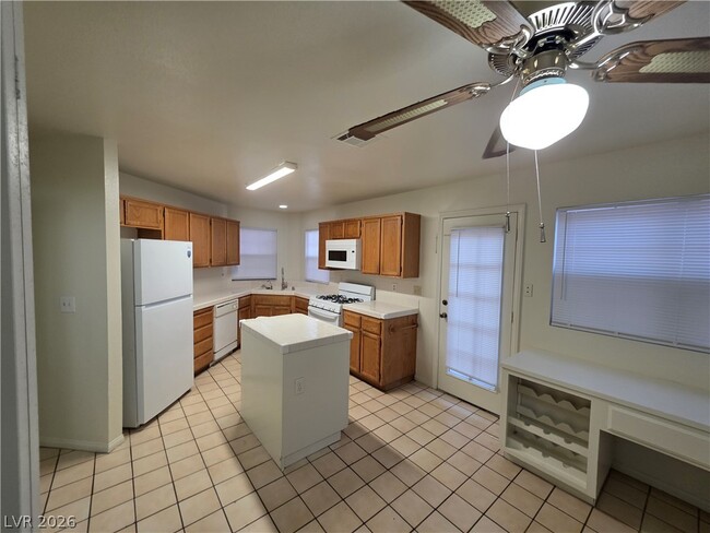 Building Photo - 6561 Avon Ct